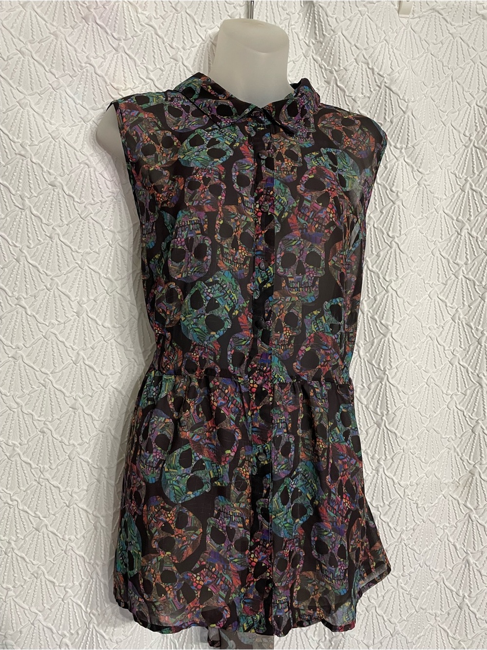 Women’s Torrid size 2 (2XL) Colorfull Skulls Sheer Button Down Blouse (Missing b